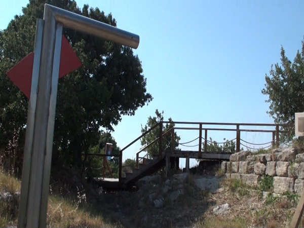 Figure 18. Signage using the visual variable of orientation without any clear meaning caused confusion at Troy. This sign should be removed.