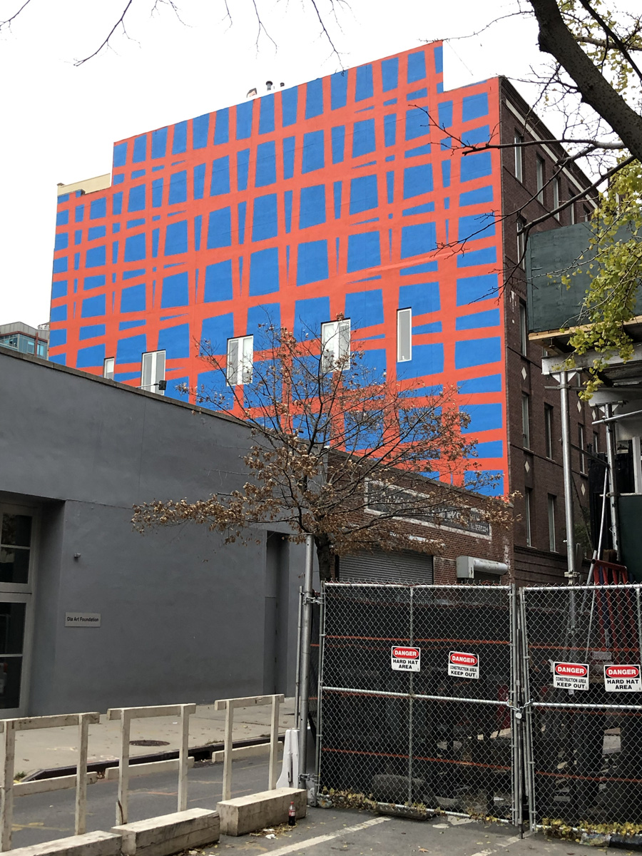 François Morellet, Trames 3°, 87°, 93°, 183° (Grids 3°, 87°, 93°, 183°), 1971/2017, which appeared on the western facade of Dia Chelsea, New York City, from October 28, 2017 through October 31,2019. Photograph by the author.
